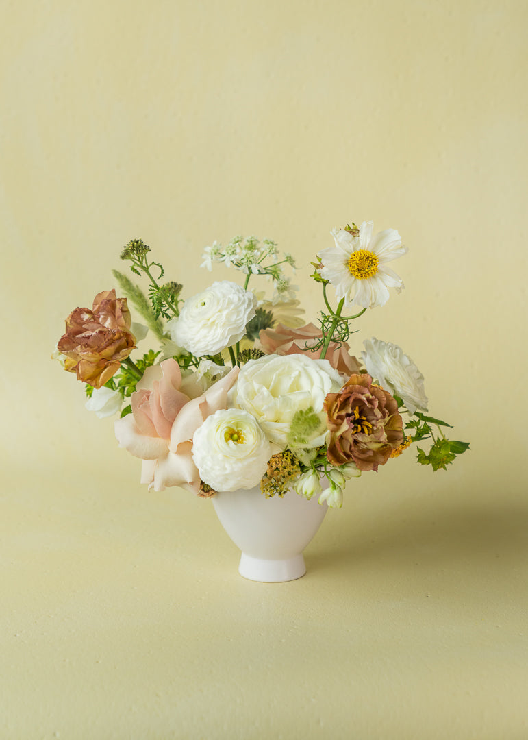 https://jjsflowershop.com/cdn/shop/files/jjs-wedding-neutral-web-27.jpg?v=1703789767